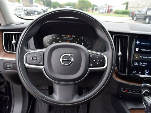 Used 2021 Volvo XC60 T5 Momentum w/ Premium Package FWD image 6