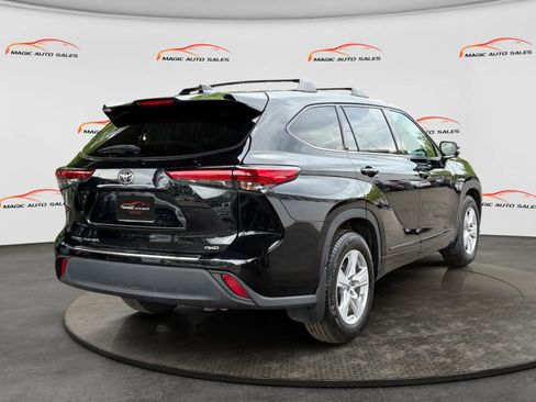 Used 2021 Toyota Highlander L AWD/4WD image 10