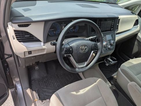 Used 2018 Toyota Sienna L FWD image 12