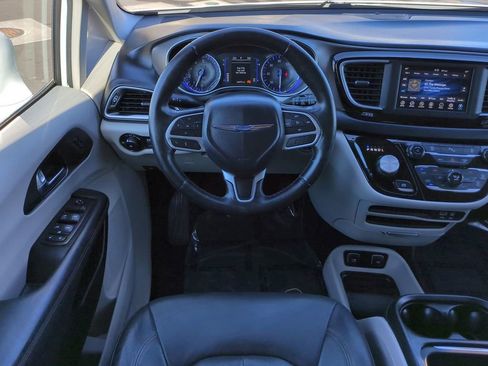 Used 2020 Chrysler Pacifica Touring-L image 15