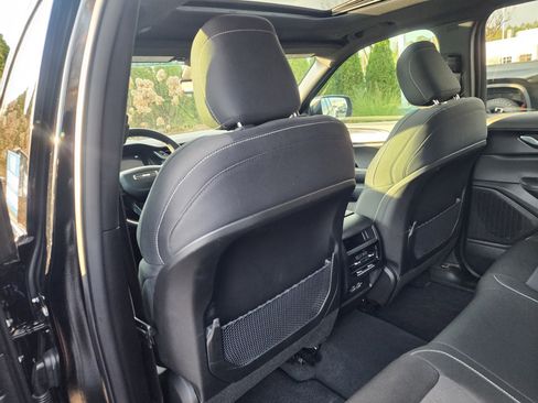 Used 2025 Jeep Grand Cherokee Laredo X image 15