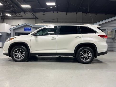 Used 2019 Toyota Highlander XLE AWD/4WD image 4