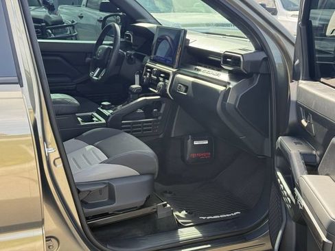 Used 2024 Toyota Tacoma TRD Sport AWD/4WD image 17
