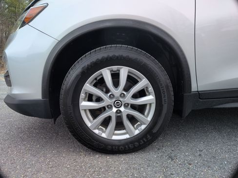 Used 2018 Nissan Rogue SV w/ Premium Package image 16