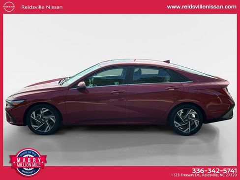 Used 2025 Hyundai Elantra Limited FWD image 3
