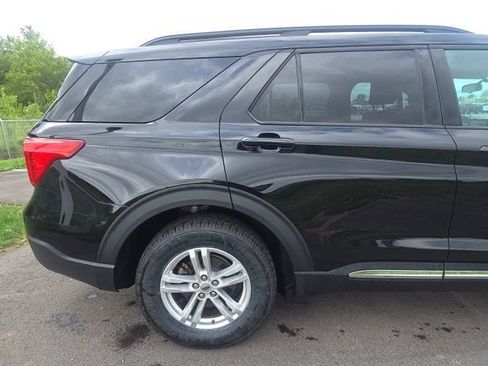 Used 2024 Ford Explorer XLT AWD/4WD image 7