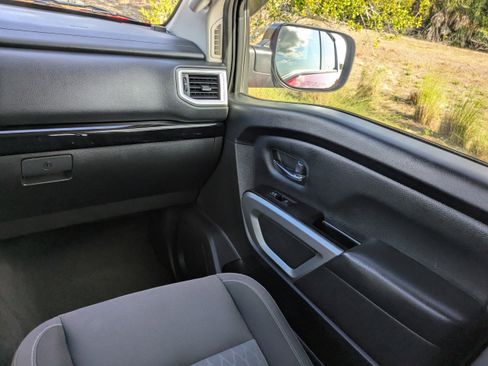 Used 2021 Nissan Titan SV w/ SV Convenience Package image 19