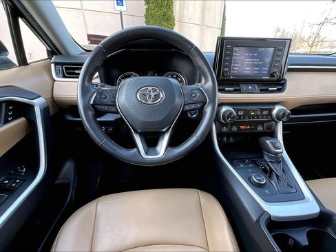 Used 2021 Toyota RAV4 XLE Premium image 6