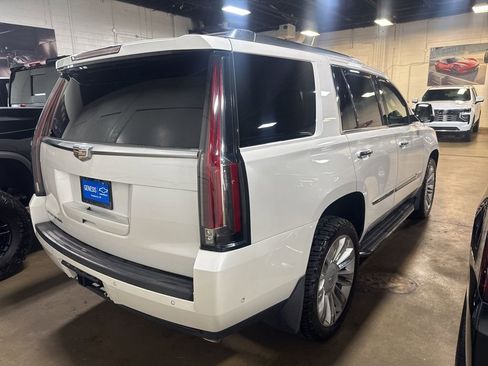 Used 2018 Cadillac Escalade Luxury image 3