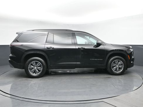 Used 2024 Chevrolet Traverse LT FWD image 3