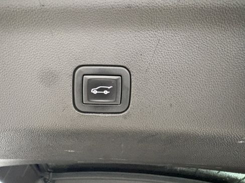 Used 2021 GMC Yukon XL Denali w/ Denali Premium Package image 9