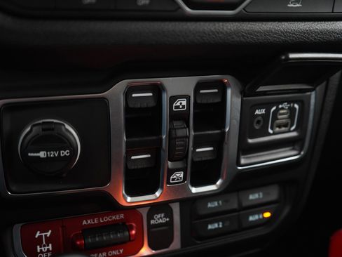 Used 2025 Jeep Wrangler Willys AWD/4WD image 23