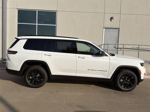 New 2025 Jeep Grand Cherokee L Altitude image 4
