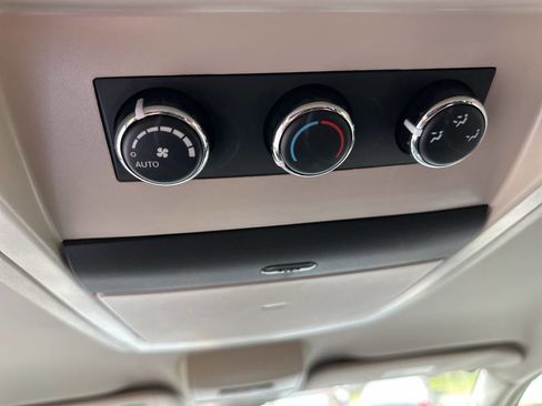 Used 2016 Chrysler Town & Country Touring w/ Driver Convenience Group image 14