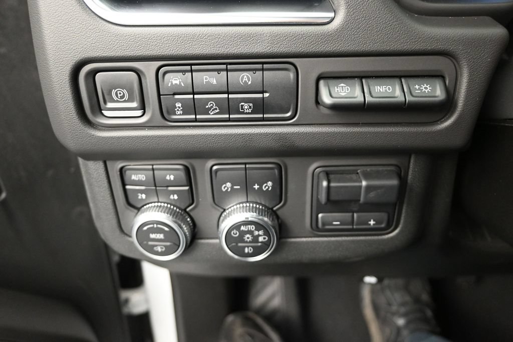 Used 2023 GMC Yukon XL AT4 AWD/4WD image 18