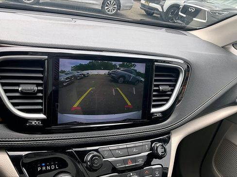 Used 2023 Chrysler Pacifica Limited FWD image 21