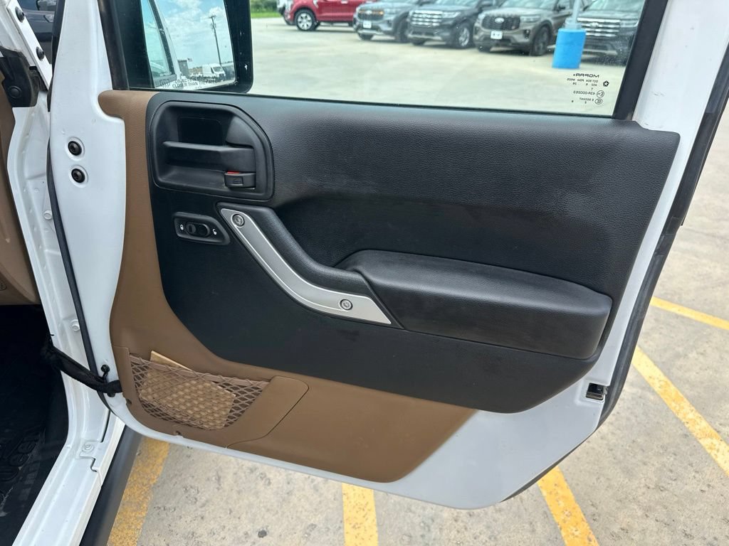 Used 2017 Jeep Wrangler Rubicon w/ Connectivity Group AWD/4WD image 27