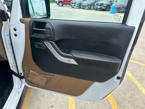 Used 2017 Jeep Wrangler Rubicon w/ Connectivity Group AWD/4WD image 27