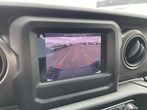 Used 2022 Jeep Gladiator Willys image 15