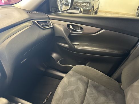 Used 2016 Nissan Rogue SV image 24
