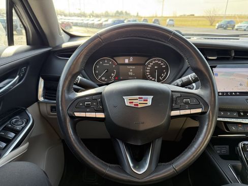 Used 2022 Cadillac XT4 Premium Luxury image 9