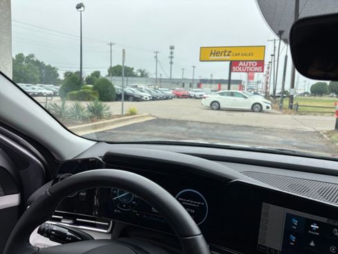 Used 2025 Hyundai Elantra Limited FWD image 36