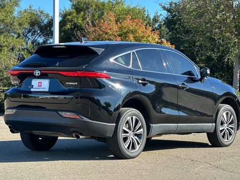 Used 2022 Toyota Venza LE image 4