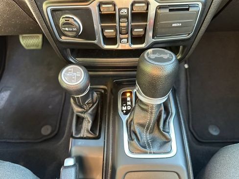 Used 2024 Jeep Wrangler Unlimited w/ Convenience Group AWD/4WD image 32