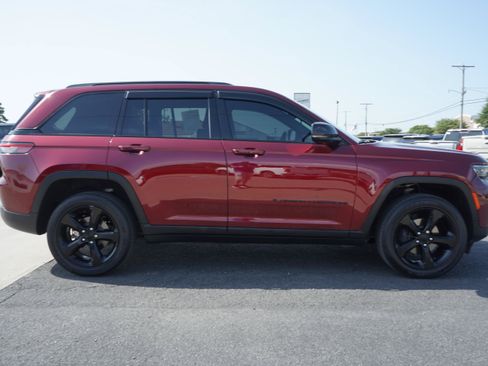 Used 2024 Jeep Grand Cherokee Altitude AWD/4WD image 6