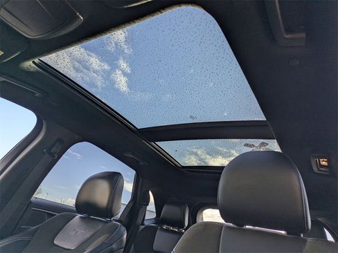 Used 2019 Ford Edge ST w/ Convenience Package image 16