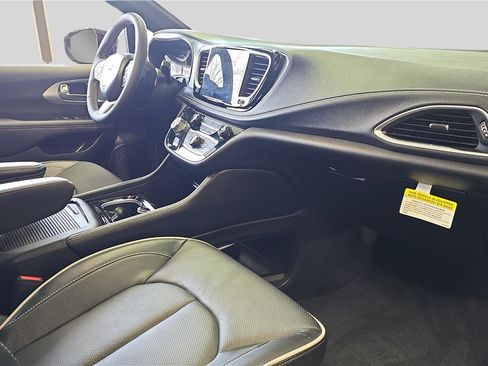 Used 2026 Chrysler Pacifica Limited image 13