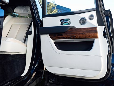 Certified 2022 Rolls-Royce Cullinan image 38