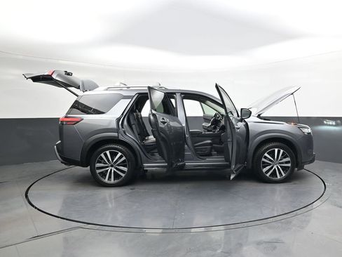 Used 2023 Nissan Pathfinder Platinum w/ Cargo Package image 41