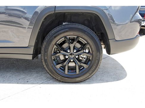 Used 2025 Jeep Grand Cherokee Altitude RWD image 32