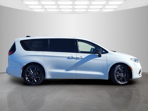 New 2026 Chrysler Pacifica Select image 3