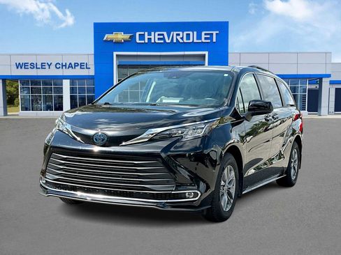 Used 2022 Toyota Sienna XLE FWD image 1
