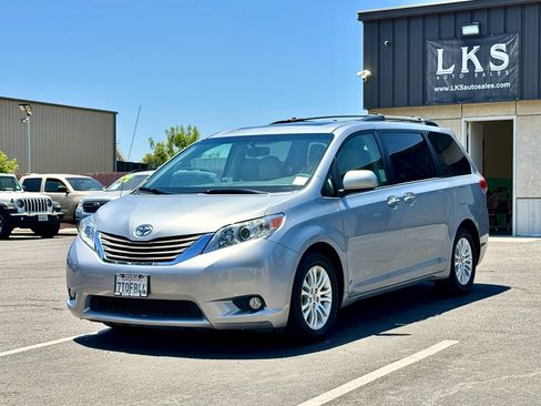 Used 2014 Toyota Sienna XLE FWD image 3