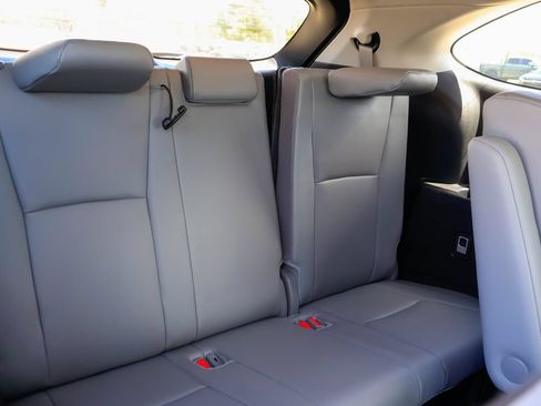 Used 2024 Toyota Highlander XLE FWD image 14