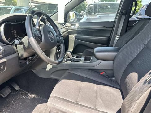 Used 2019 Jeep Grand Cherokee Laredo w/ 18" Wheel & 8.4" Radio Group AWD/4WD image 4