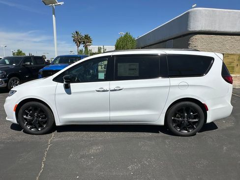 New 2026 Chrysler Pacifica Select image 3