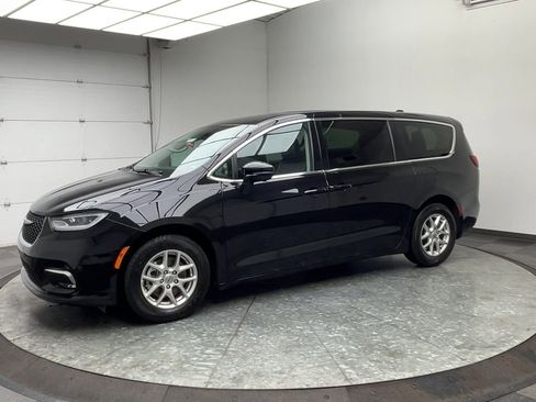 Used 2024 Chrysler Pacifica Touring-L image 35