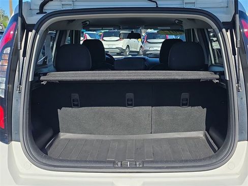 Used 2017 Kia Soul + image 11