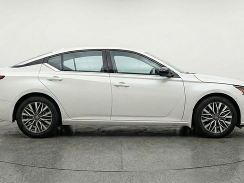 Used 2025 Nissan Altima 2.5 SV image 11