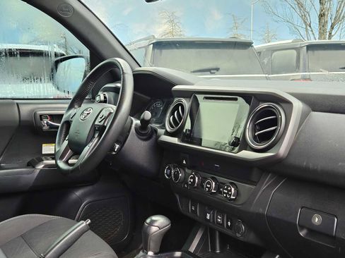 Used 2019 Toyota Tacoma TRD Off-Road image 10