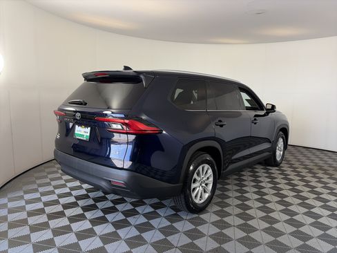 Used 2024 Toyota Grand Highlander AWD image 11