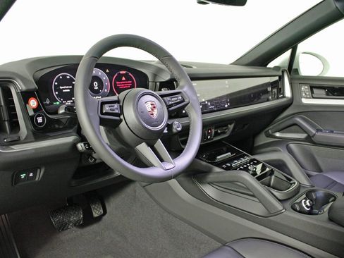 Used 2025 Porsche Cayenne Coupe image 4