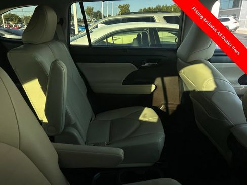 Used 2021 Toyota Highlander XLE AWD/4WD image 5