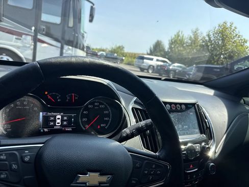 Used 2017 Chevrolet Cruze Premier FWD image 16