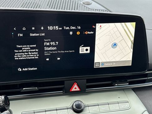 Used 2025 Hyundai Elantra Limited image 21