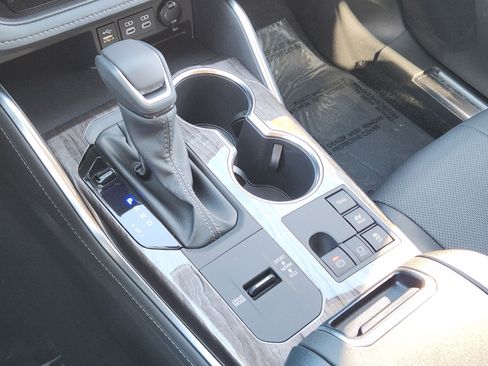 Used 2025 Toyota Highlander Platinum image 24